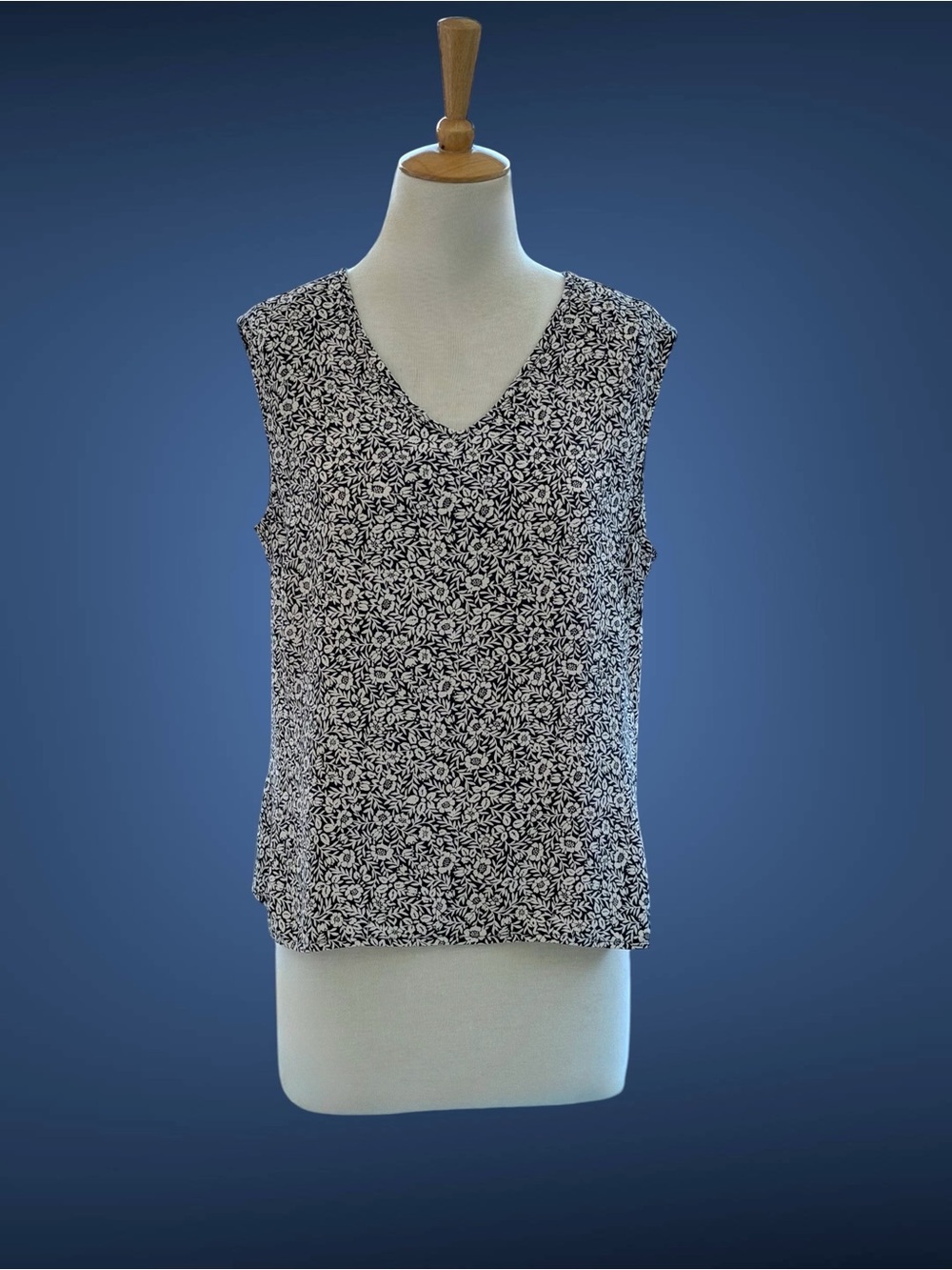 Navy and White Ditsy Floral Print V-Neck Flowy Sleeveless Blouse, M (No Tag)